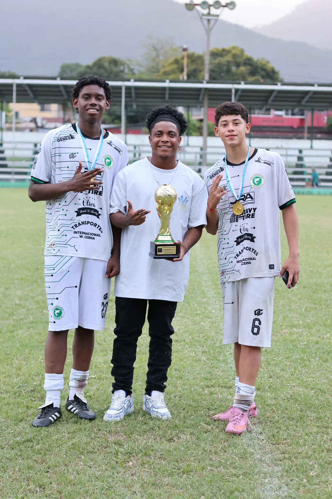 Jugadores del CD Platense Jr con su copa de campeones