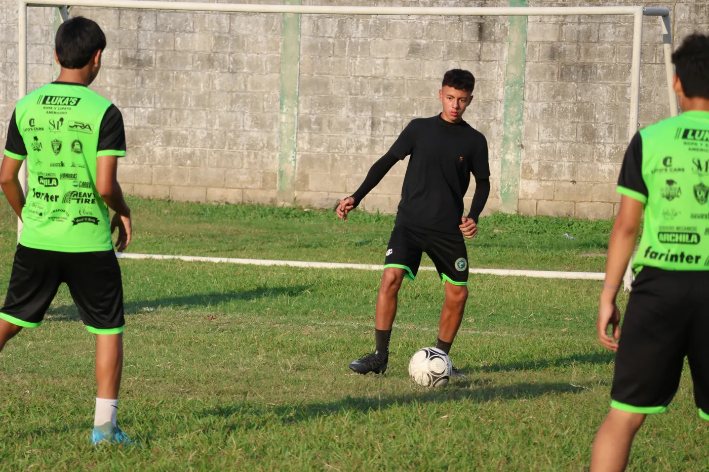Jugadores del CD Platense Jr entrenando en la cancha