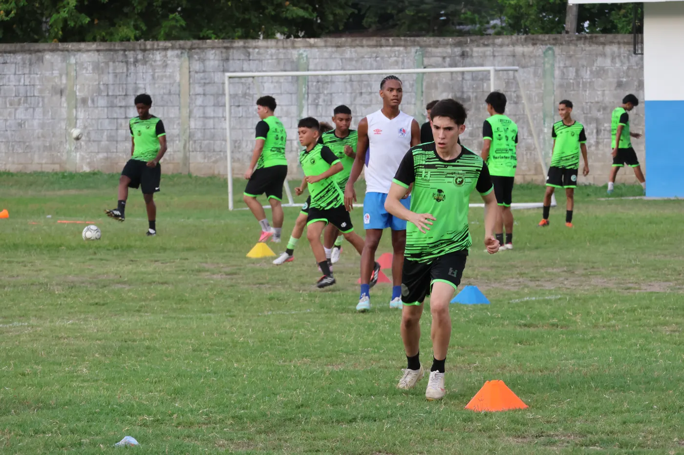Jugadores del CD Platense Jr entrenando en la cancha
