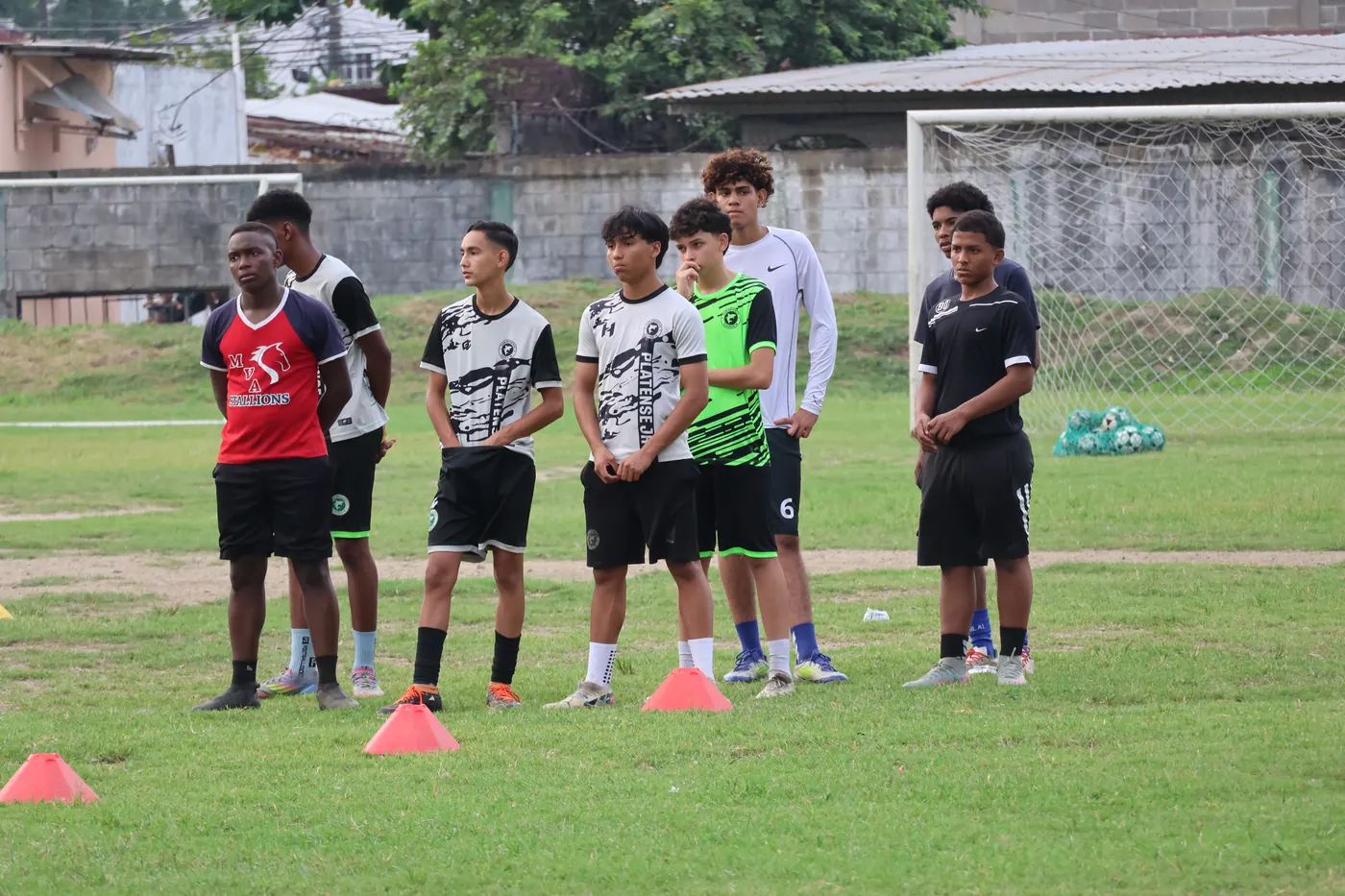 Jugadores del CD Platense Jr entrenando en la cancha
