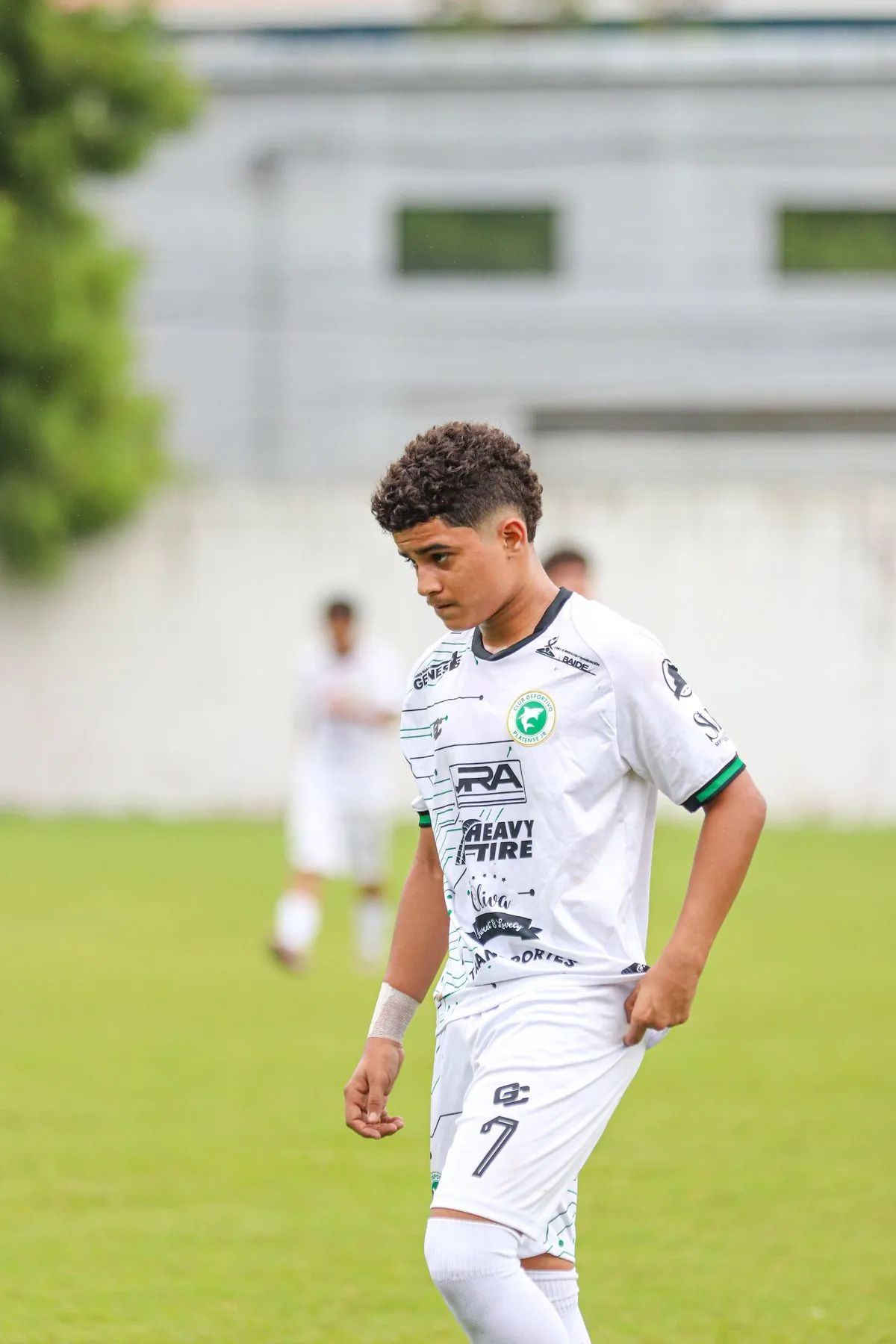 Iván Aguilar, número 7, conduciendo el balón